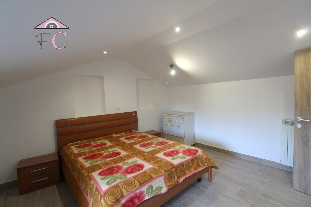 duplex ristrutturato con balconi e posto auto 14.jpg